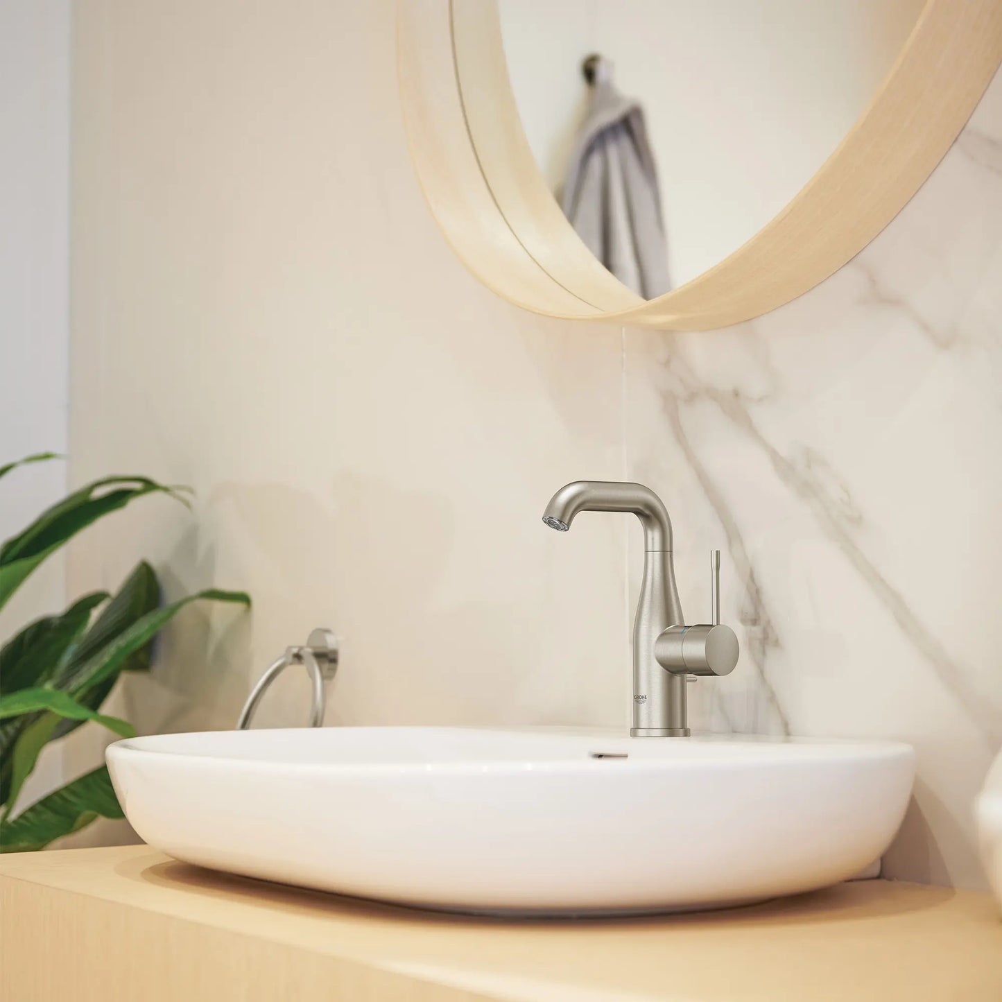 Grohe Essence New Single Hole Single-Handle M-Size Bathroom Faucet 4.5 L/Min (1.2 Gpm)