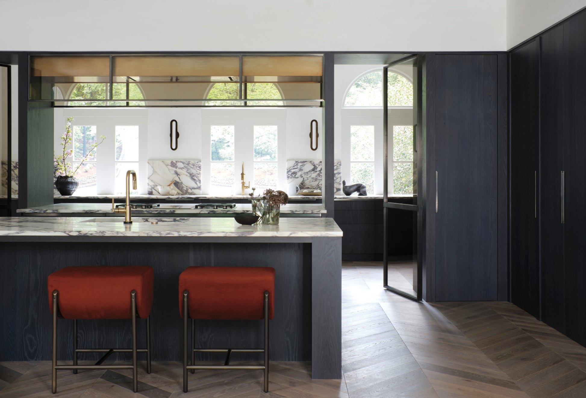 Litze Articulating Faucet With Finished Hose lifestyle