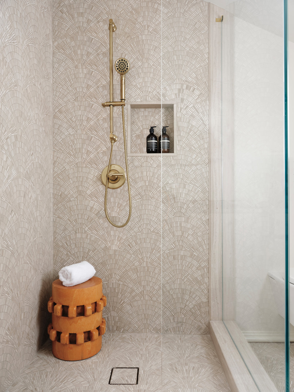 Invari H2Okinetic Multi-Function Slide Bar Handshower lifestyle