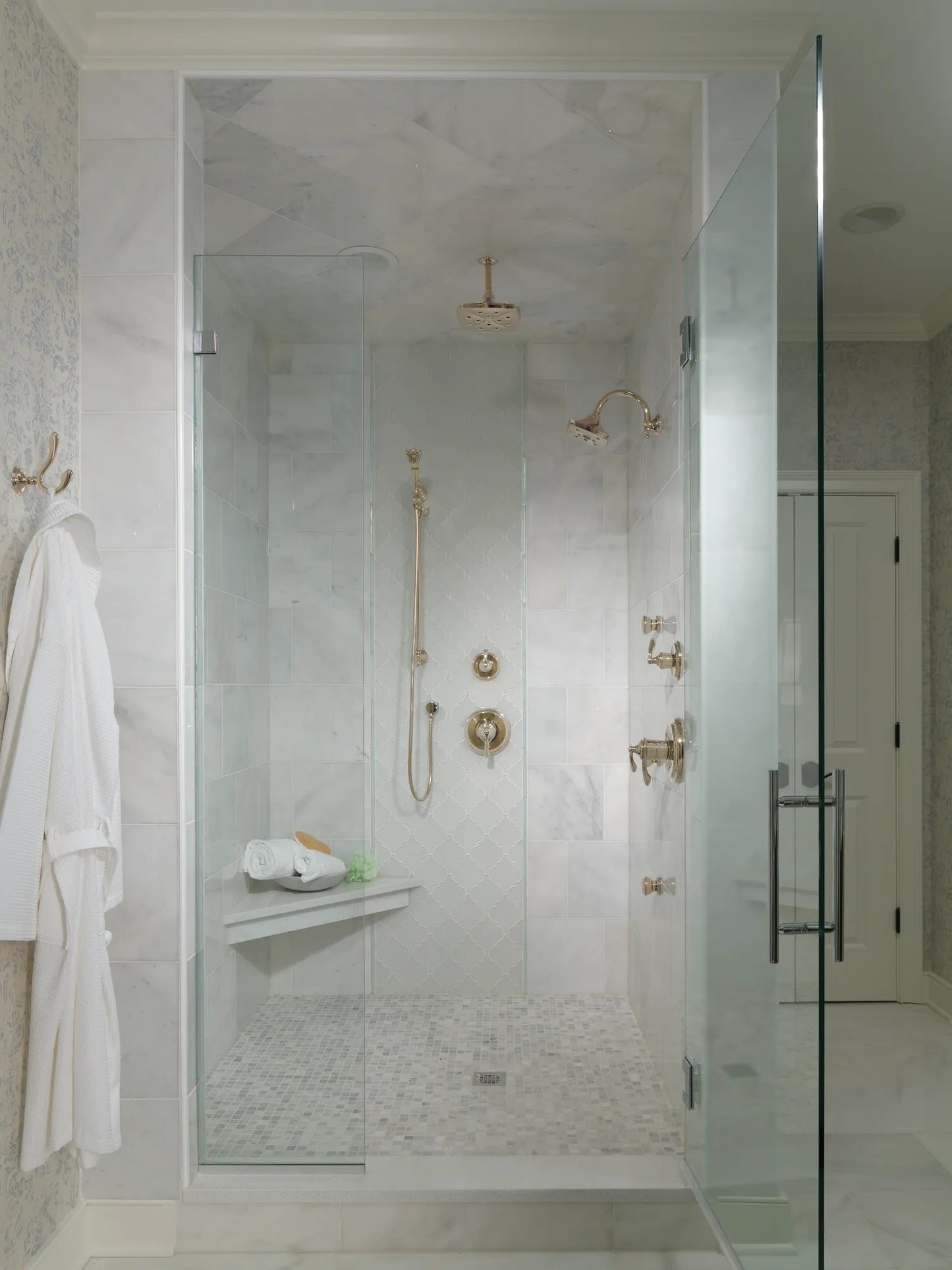 Essential Shower Series Touch-Clean Round Body Spray lifestyle