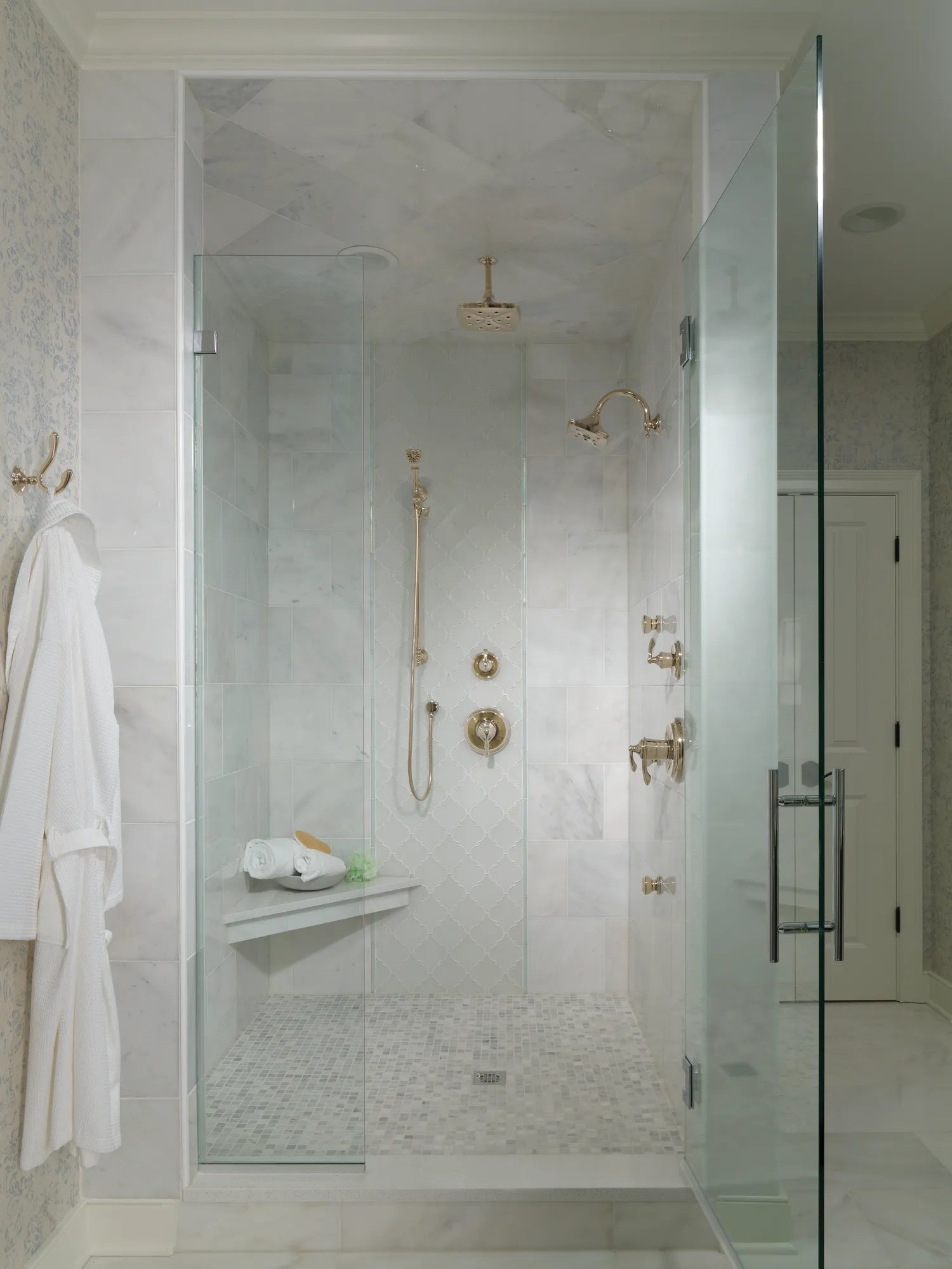 Essential Shower Series Touch-Clean Round Body Spray lifestyle